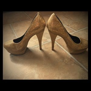 Size 7 ShoeDazzle Gold Glitter Heels
